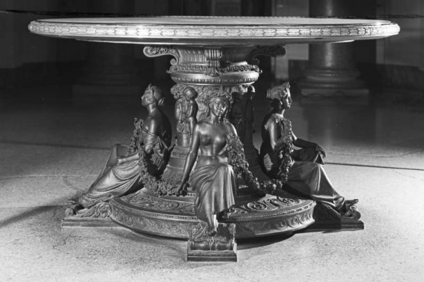 g .迪普雷Allegorie delle Stagioni,基部del tavolo阿波罗e di le缪斯女神,用青铜铸c .爸爸,1853年,Palatina广场,宫殿彼蒂,佛罗伦萨(发票OdA 1526/1911)。