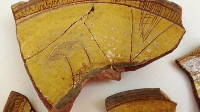 c.8 - 1921。部分分散的碗里抓鸟图案。之前和之后加入松散碎片在一起。图片,Johanna Puisto©维多利亚和艾伯特博物馆,伦敦。