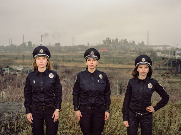 三个穿着警服的女人看着摄像机。