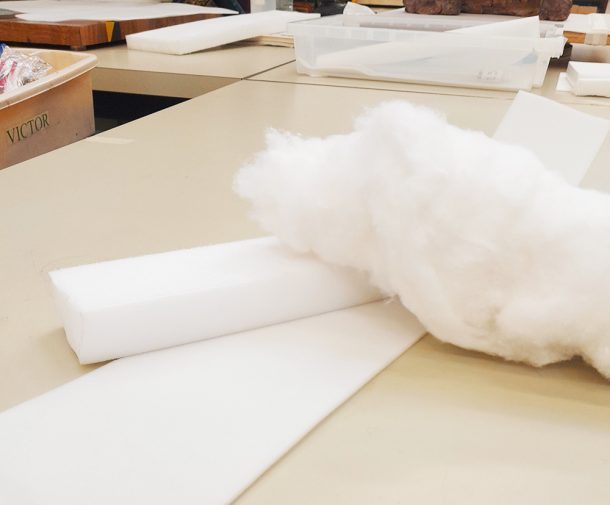 松软的白色棉卷和硬塑料泡沫塑料放在桌子上