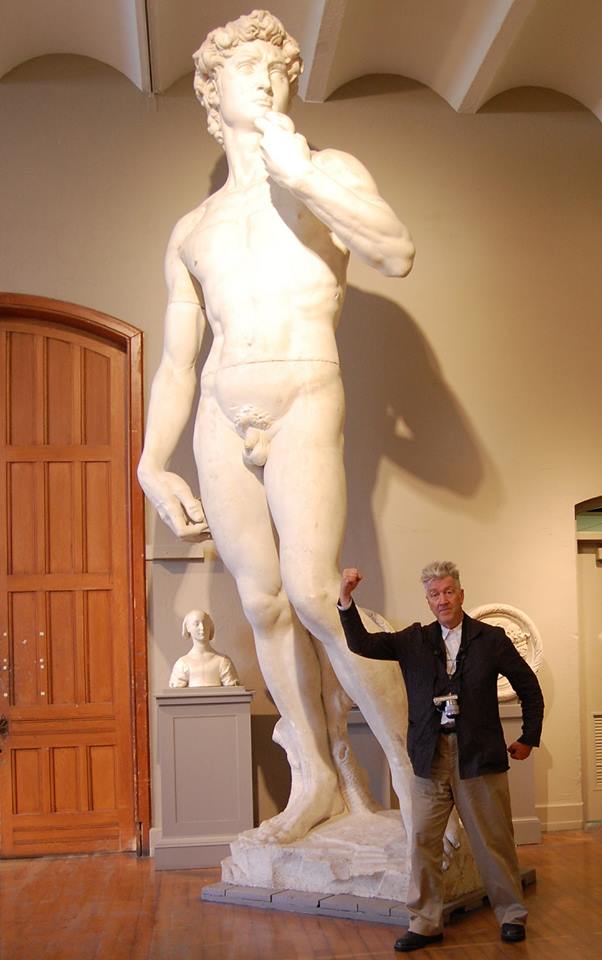 大卫·林奇在PAFA摆造型的米开朗基罗的大卫。形象,由宾西法尼亚美术学院的。