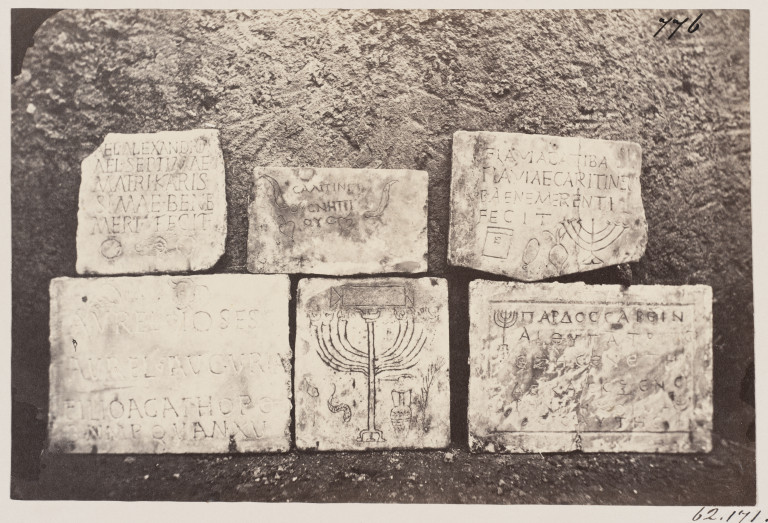 铭文犹太人的地下墓穴的照片