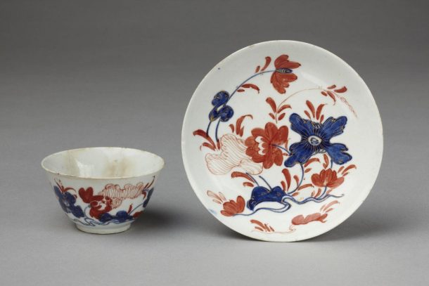 茶杯和茶托装饰有蓝色和红色的花卉图案
