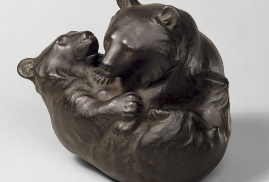 雕塑两只幼熊摔跤