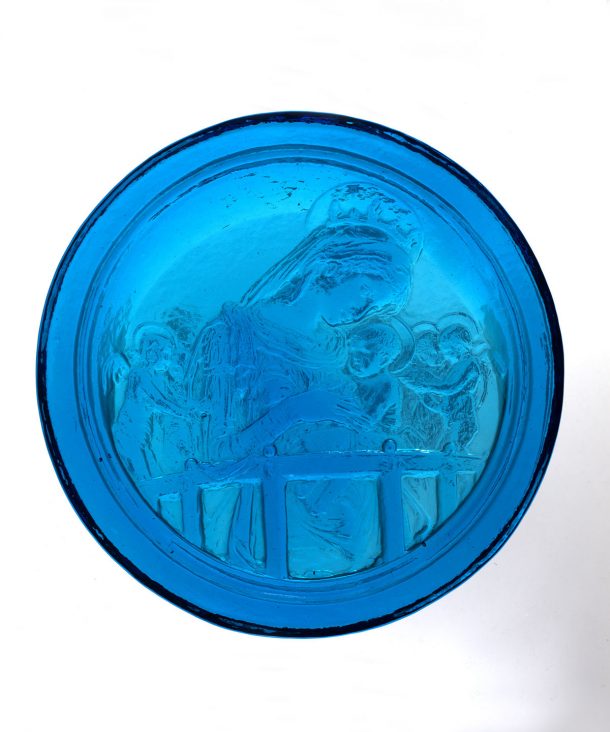 玻璃碗上装饰着一个被天使包围的女人和孩子