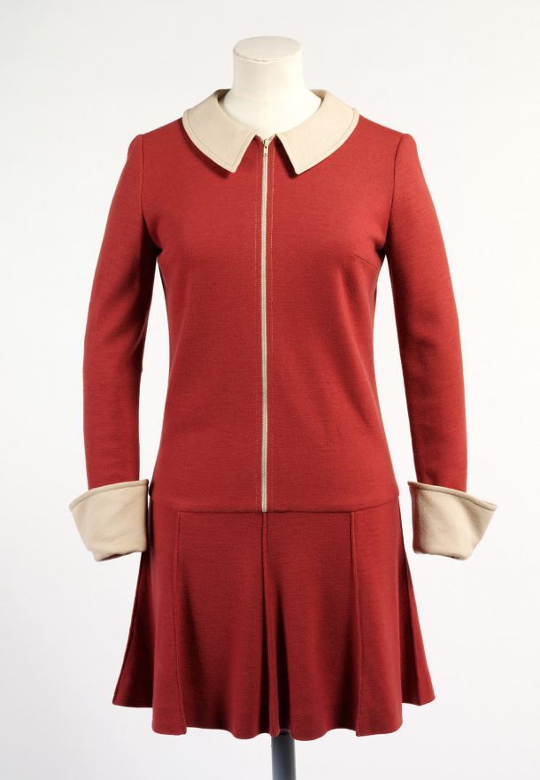 奶油羊毛球衣的衣服,小圆领,袖口,玛丽定量,英国大约有1967。博物馆没有。t.352 - 1974。伦敦©维多利亚和艾伯特博物馆