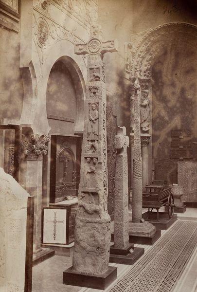 早期的照片显示投下的十字架显示在法院画廊。伦敦形象©维多利亚和艾伯特博物馆。