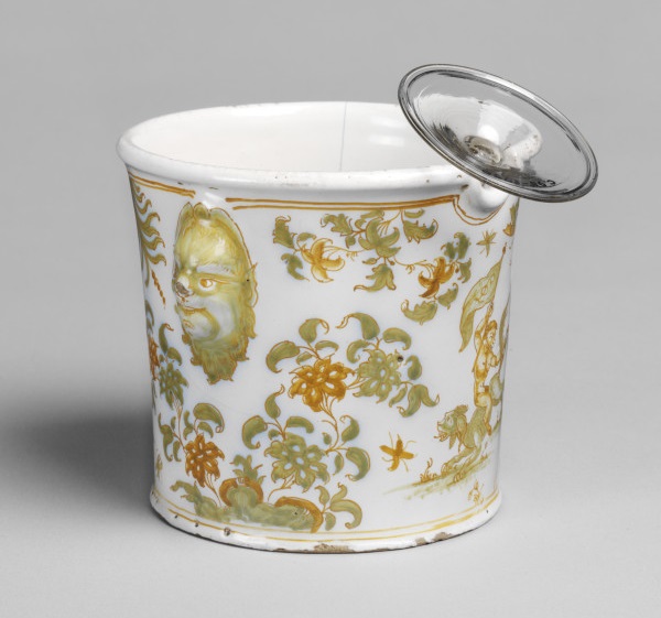 锡釉陶器酒杯冷却器、圆柱和两个奇形怪状的掩模处理,Olerys劳吉尔的陶瓷工厂,Moustiers-Sainte-Marie,约1739 - 1749(博物馆c.127 - 1930)©维多利亚和艾伯特博物馆,伦敦