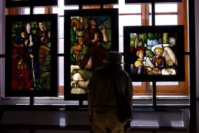 神圣的银和染色玻璃画廊在维多利亚和阿尔伯特博物馆。©康斯坦丁肝