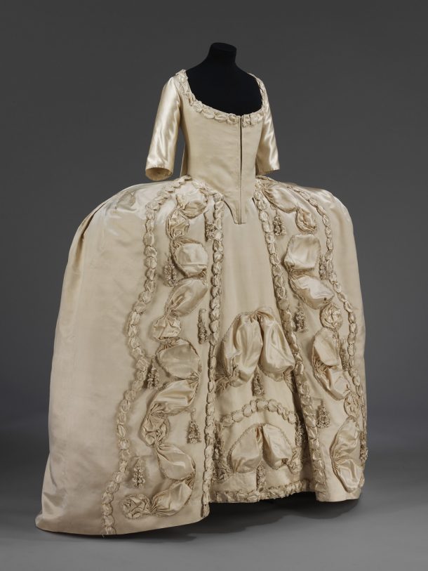 丝绸sack-back礼服,被认为是一个新娘在婚礼上穿着在法院,1775 - 1780