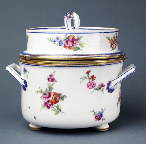 “陶桶糖渍&是的一个糖渍”瓷冰桶、塞夫尔陶瓷工厂,法国,1778年(博物馆C.237 b - 1987)©维多利亚和艾伯特博物馆,伦敦