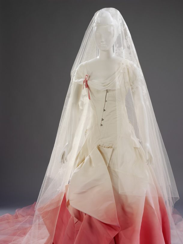 格温史蒂芬妮的婚纱设计的裙子看起来好像已经热情地拉