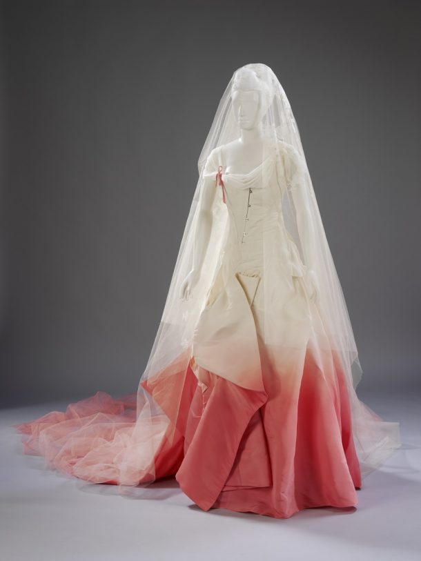 约翰•加利亚诺设计的婚纱穿的格温史蒂芬妮,2002年