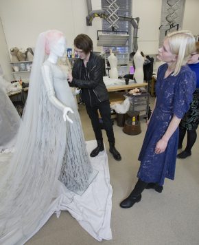 凯蒂·Shillingford和加雷斯普考虑她的结婚礼服的样式,设计加雷斯