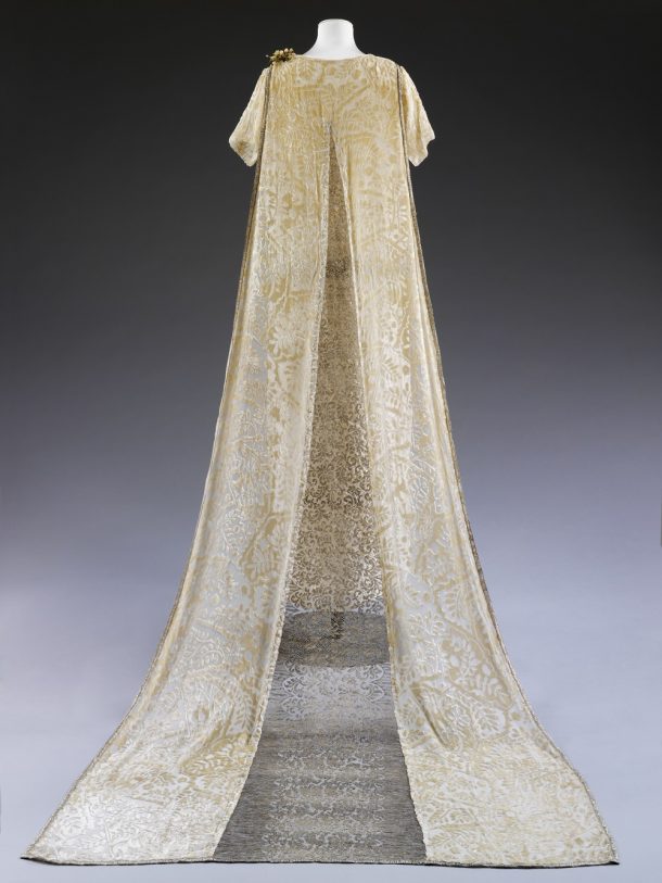 目前& Freebody裙子穿的艾丽卡弗格森在1926年为她的婚礼©博物馆收藏