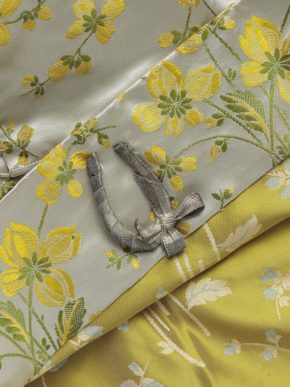 伊丽莎白的小马蹄缝在下摆国王窗帘材料的婚纱,©1941博物馆收藏