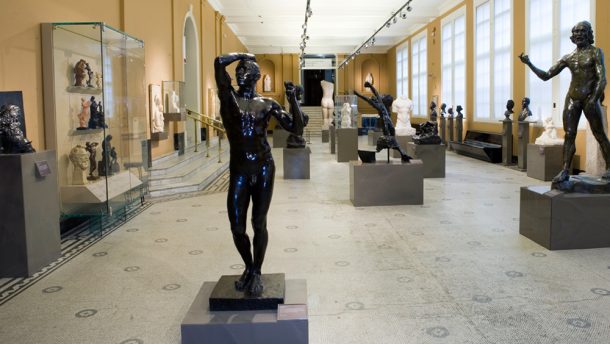 罗丹雕塑陈列在房间21维多利亚和阿尔伯特博物馆。