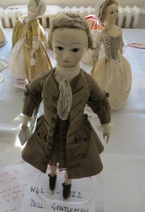 展出的娃娃准备好了。(c)维多利亚和阿尔伯特博物馆
