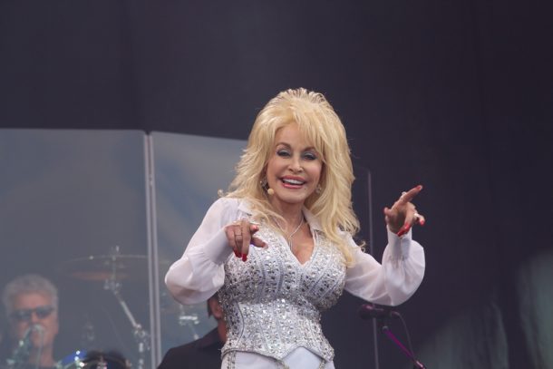 多莉•帕顿在2014年格拉斯顿伯里音乐节
