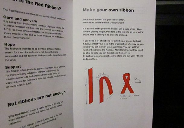 提取从一个世界艾滋病日传单“红丝带”,由健康教育权威和国家艾滋病信任,英国,1994年。