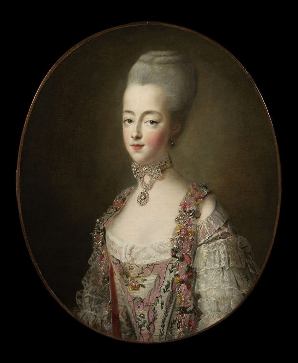 一个女人看起来从画布,脖子上戴着一组珠宝