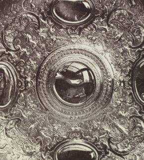 装饰板或托盘;镀银的;阿伦德尔所拥有的社会,科学与艺术部门,可能由查尔斯·瑟斯顿·汤普森(1816 - 68);加入67543号;©维多利亚和阿尔伯特博物馆,伦敦。showing centre with reflection.