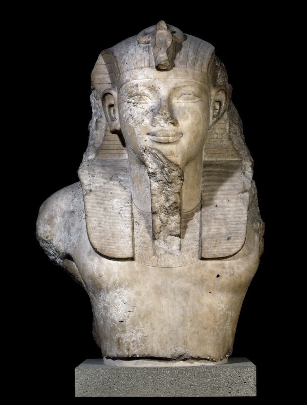 巨大的石灰岩雕像的头部和上半身穿着所,可能阿蒙霍特普三世。挖掘在阿蒙霍特普三世的殿©大英博物馆的受托人