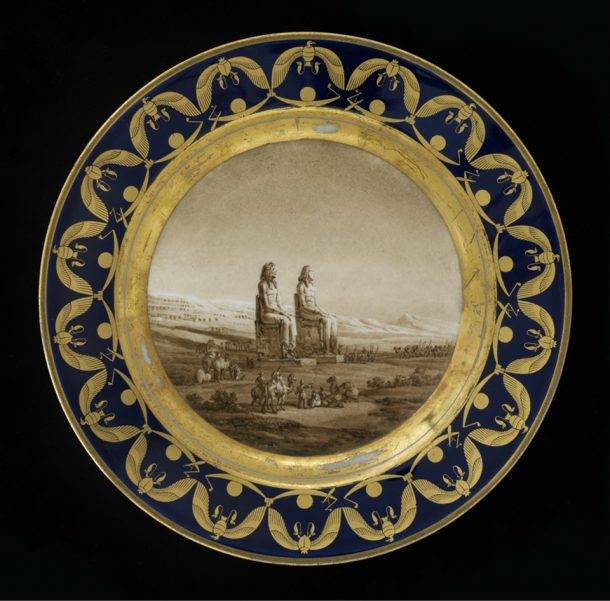 从“埃及服务”板块,硬质瓷、画珐琅和镀金,显示阿蒙霍特普三世的雕像在卢克索,塞夫尔陶瓷工厂,法国,1810 - 12。博物馆c.124 - 1979