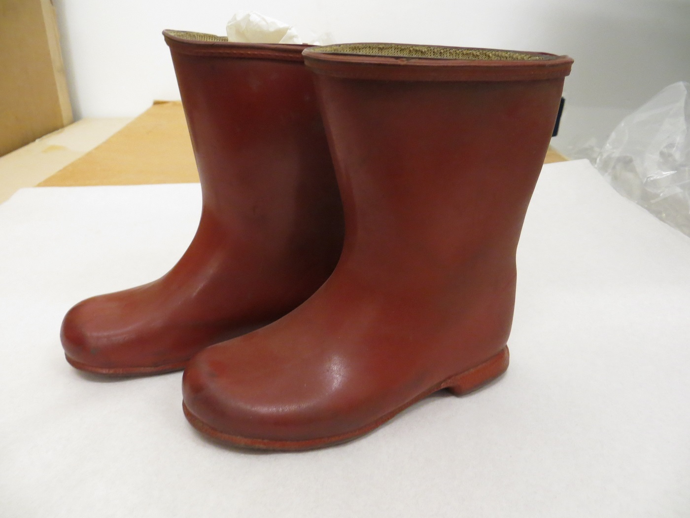 misc.215:1 - 1988;红色的橡胶惠灵顿靴子;邓洛普,ca。1959。博物馆举行的童年©维多利亚和艾伯特博物馆,伦敦