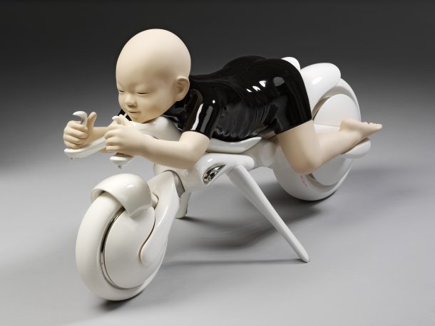OO-IX;雕塑,OO-IX(男孩骑摩托车),slip-cast瓷釉料和铂光泽,2013年Hayashi Shigeki