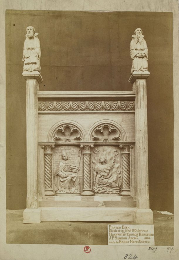 博物馆:ph.349 - 1897。的照片Hoarworthy教堂祈祷的办公桌,赫里福德,1884年由哈利褶