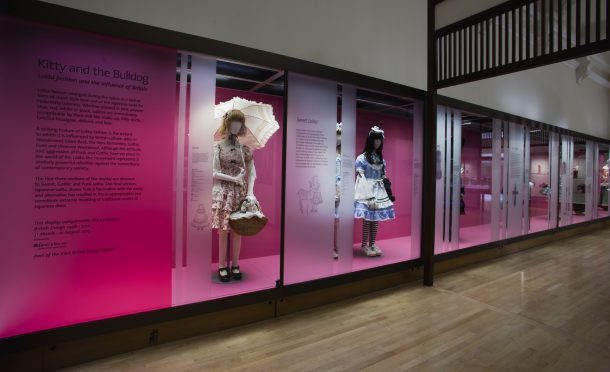 安装该博物馆展览凯蒂和斗牛犬:洛丽塔时尚&英国的影响;2012年4月23日- 2013年1月27日,东芝画廊;