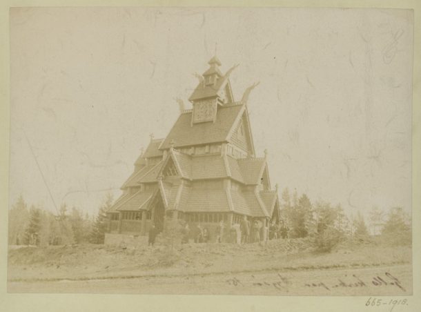 665 - 1918年拍摄照片描绘的外部视图高尔避免教堂,在挪威奥斯陆Folkemuseum现在。这十二世纪教堂搬到当前站点在1880年代初,它是可能的,这张照片拍摄纪念完成移动。挪威C.1885蛋白打印