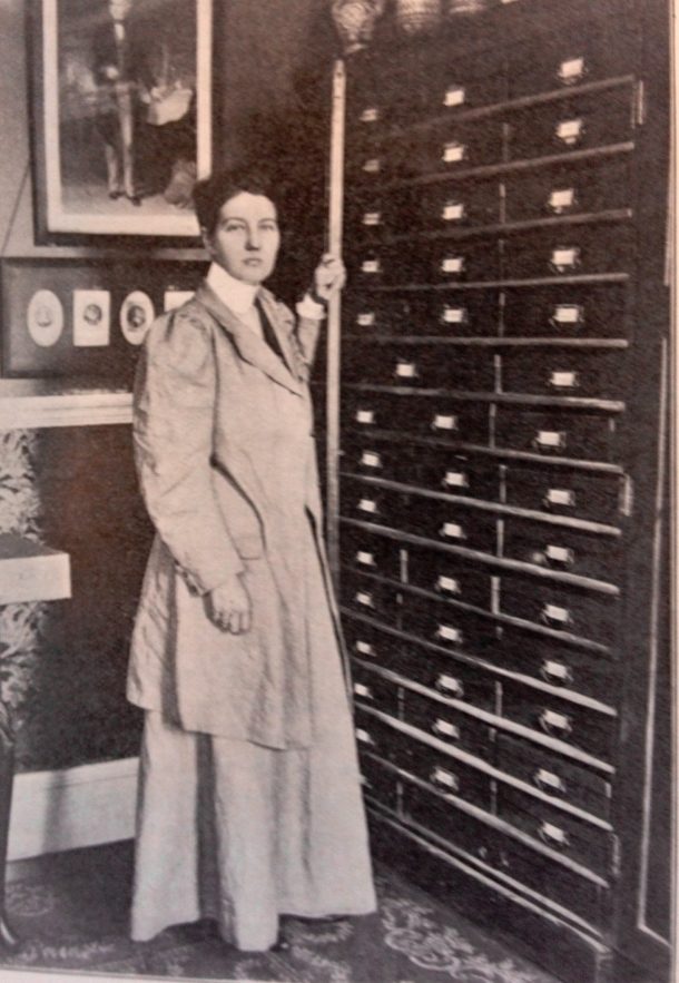 Enthoven在家橱柜抱着她收集材料,约1909人。
