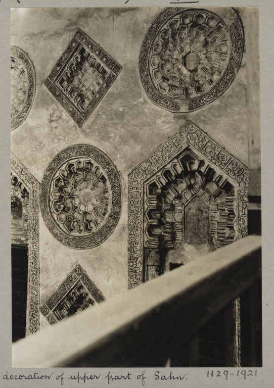 ka.c. Creswell 1916-21开罗Aslam al-Bahay清真寺圣堂上部灰泥装饰明胶银印花?博物馆没有。1129 - 1921