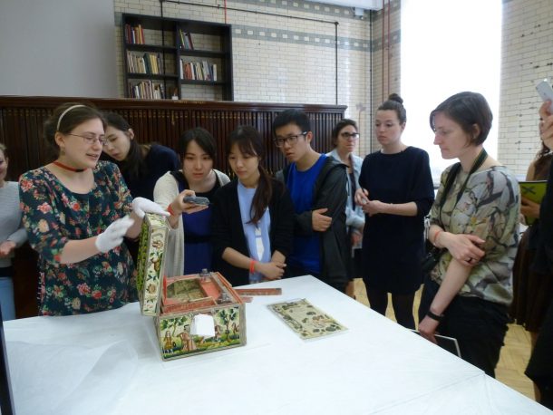 莎拉·韦斯特伯里向全神贯注的学生展示她最喜欢的棺材©维多利亚和阿尔伯特博物馆，伦敦