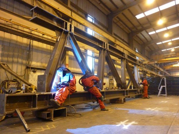 伯恩钢铁公司的焊工在13个桁架之一的部分上工作
