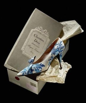 约依印花布鞋子由Roger Vivier迪奥,1956。
