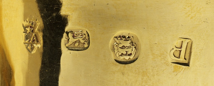 伦敦黄金1717 - 18标志,从左到右:Paul De Lamerie制造商或赞助商标志;狮子进行中用来表示纯银或22 ct金;加冕狮子或豹子头伦敦金匠公司;日期1717 - 18个字母B。