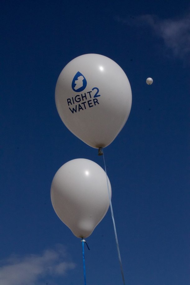 Right2Water气球在一个看似晴朗的天空在3月的开始。2015年8月29日。(照片;eim Murphy)