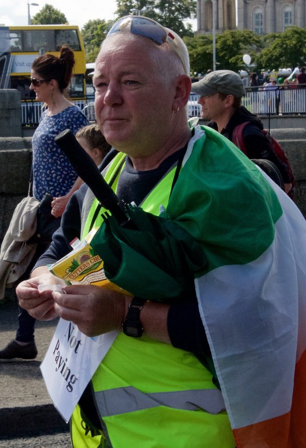 阿德里克·谢伊从戈尔韦;一个人良好的装备的抗议。都柏林2015年8月29日。(照片;eim Murphy)