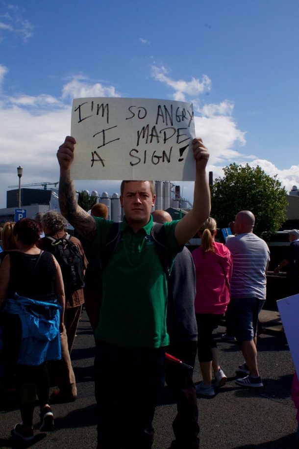 抗议者在8月29日3月,都柏林码头。(照片:eim Murphy)