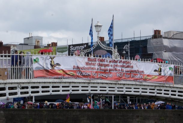 Ha 'Penny桥、都柏林、水抗议横幅包装,2015年8月29日(照片;eim Murphy)