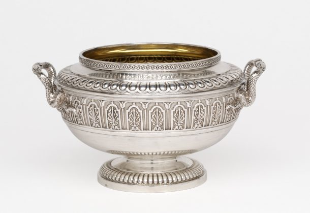 糖罐子;银和象牙,伦敦,1809 - 1810(标记)。身高10.1厘米。博物馆没有。贷款:gilbert.815 - 2008