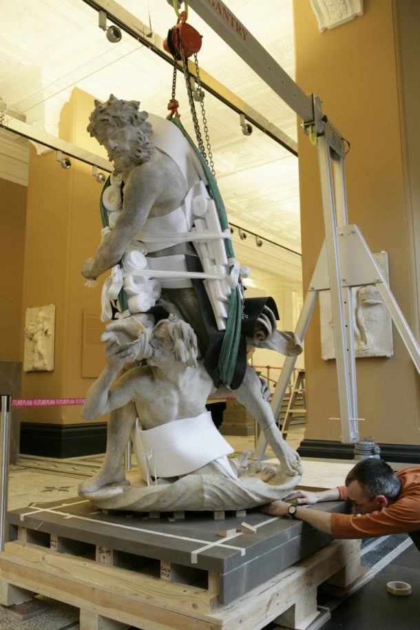 菲尔·詹姆斯,技术员安装海王星和特里同多萝西和Michael Hintze画廊©2006年维多利亚和艾伯特博物馆,伦敦
