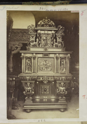 有华丽顶饰的柜或柜照片;手工雕刻的木质;来自Soulages Collection;最早的博物馆藏品照片之一。