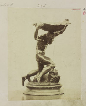盐瓶;镀金青铜;德国或意大利，16世纪;描绘了一个有胡子的人在海豚上支撑着一个贝壳。