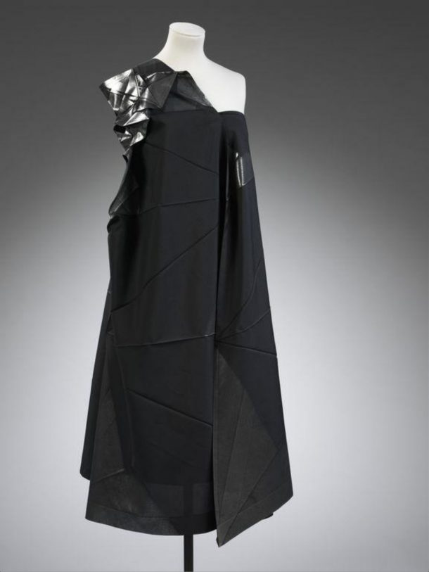 一件有棱角的黑色连衣裙——有仔细的折叠痕迹和装饰好的肩片