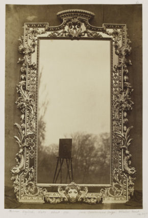 镜子,英语,c。1730年,从坎伯兰提出,温莎森林;查尔斯·瑟斯顿·汤普森(1816 - 68);从这张专辑家具展出戈尔的房子,第二卷,蛋白,1853。