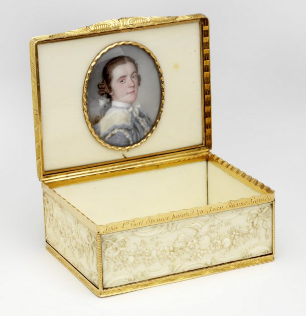 与搪瓷微型画像Gold-mounted象牙鼻烟盒。长8厘米,宽6.5厘米,高3.7厘米。在盒子的边缘铭文:约翰第一斯宾塞伯爵。由让艾蒂安Liotard画。博物馆没有。贷款:gilbert.408 - 2008